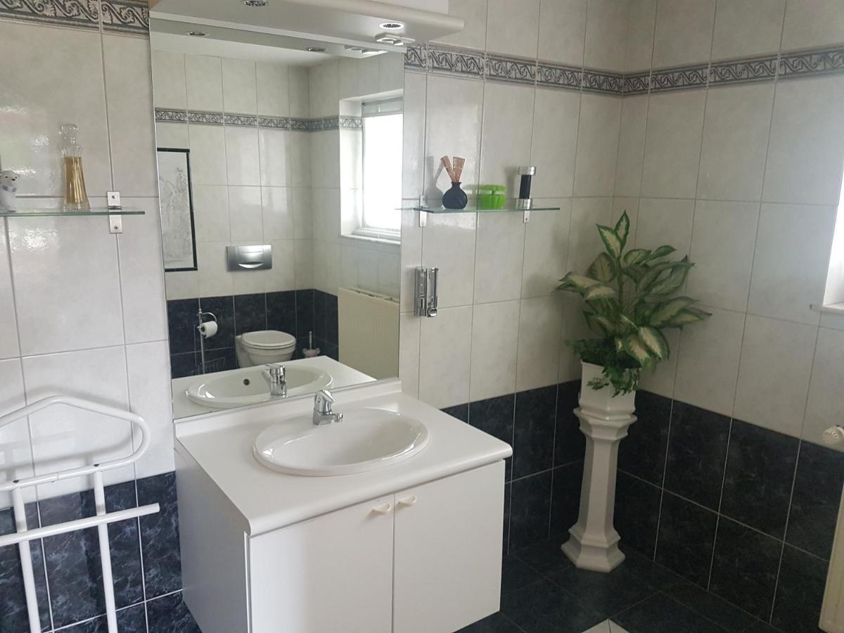 Lindenhaus Apartment Weywertz ภายนอก รูปภาพ